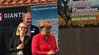 GC 2017：德国总理来到科隆展 现场玩《模拟农场17》神情专注
