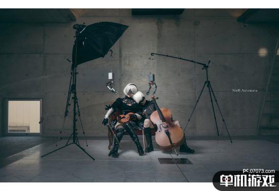 尼尔:机械纪元》COS美照小姐姐火辣 扶她版