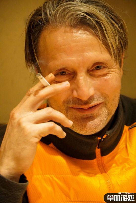 小岛秀夫推特"秀恩爱" 晒拔叔美照,还送了副筷子