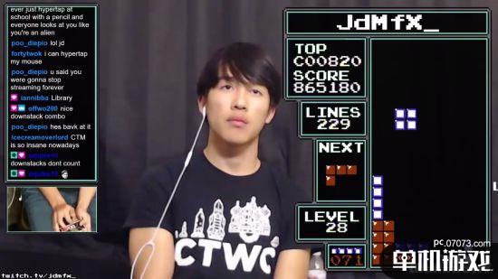 视频画面:joseph saelee之前的纪录是消除270行,打到第33关,纪录为284